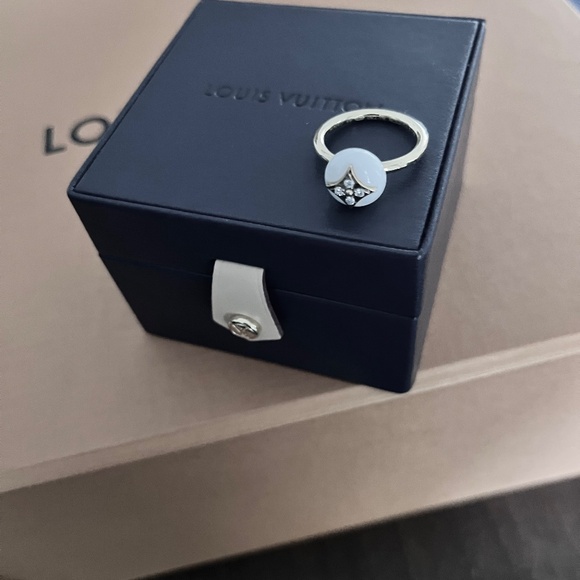 Louis Vuitton Color Blossom Ring - Yellow Gold, White Gold, White Agate & Diamon - Picture 4 of 4